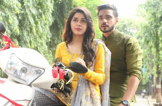 Vroom Vroom! Eisha Singh learns to ride a Scooty in 3 hours