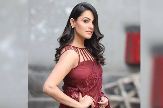Check out how Anita Hassanandani learns pole dancing