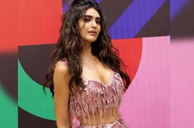 Karishma Tanna rocks her new hairstyle like a pro; check out her drool-worthy pictures