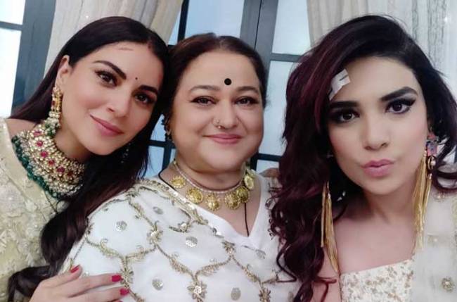 Kundali Bhagya sisters Anjum Fakih-Shraddha Arya workout together on the set but there’s a twist!