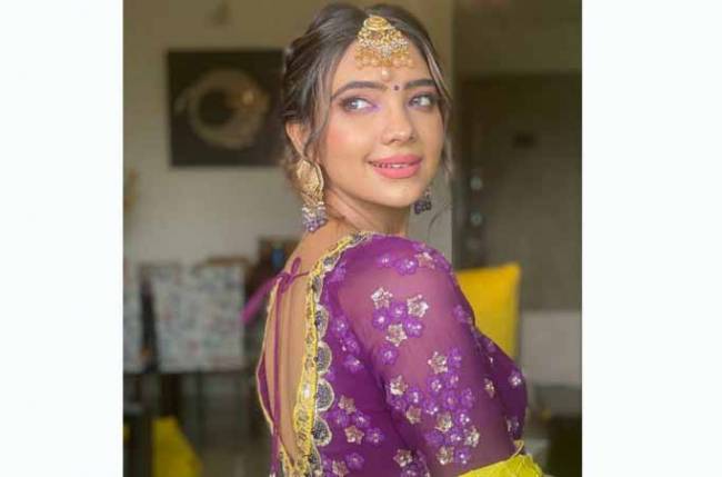 Style diva Pooja Banerjee looks like a sight to behold in purple