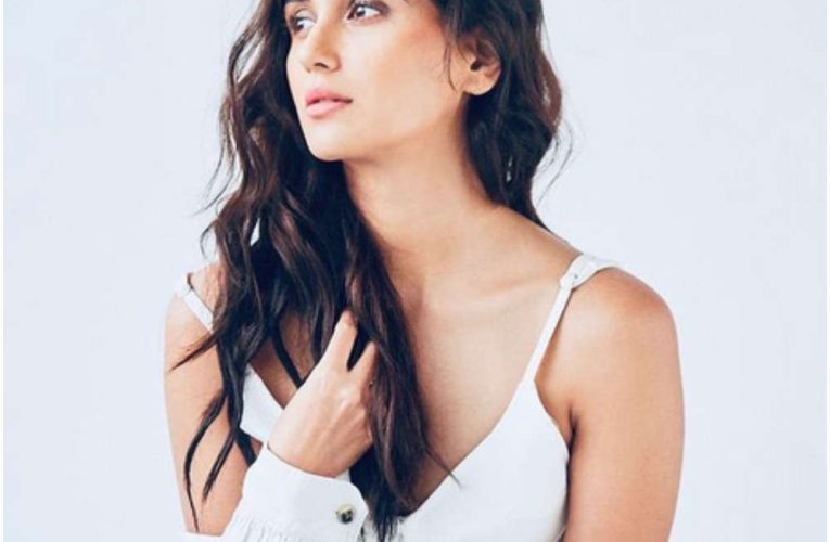 Actress Nikita Dutta left in a state of panic after two bikers snatched her phone